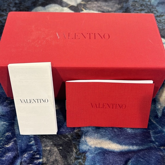 Designer Valentino aviator style sunglasses - Picture 4 of 4